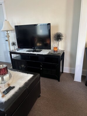 TV, fireplace - 2-bedroom apartment in welcoming Windsor with AC and comfort. (Windsor)