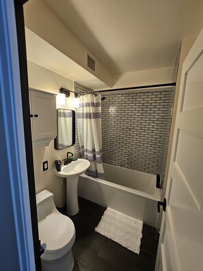 Hair dryer, towels, soap, toilet paper - Awesome apartment in Seattle at walking distance from SCC - free parking. (Seattle)