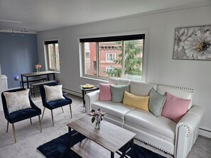 Living area - Awesome apartment in Seattle at walking distance from SCC - free parking. (Seattle)