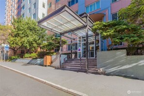 Exterior - Awesome apartment in Seattle at walking distance from SCC - free parking. (Seattle)