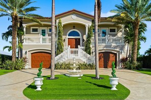 Exterior - Southern Palms -Luxury 5 Bd/ 6 Bath waterfront home on wide canal in Key Colony Beach, private pool and hot tub, 32' Dockage, Minutes to Atlantic Ocean, Easy Access.Newer Construction. Ice Maker, All Bedrooms with Ensuite Bathrooms, Stunning water views (Marathon)
