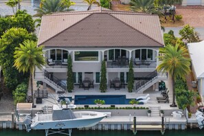 Exterior - Southern Palms -Luxury 5 Bd/ 6 Bath waterfront home on wide canal in Key Colony Beach, private pool and hot tub, 32' Dockage, Minutes to Atlantic Ocean, Easy Access.Newer Construction. Ice Maker, All Bedrooms with Ensuite Bathrooms, Stunning water views (Marathon)