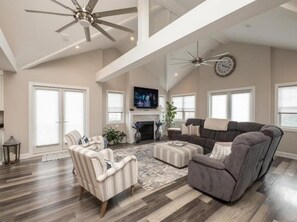 Smart TV, fireplace - Spacious, 5 Bedroom/3.5 Bath In The Hear of Ocean City (Ocean City)