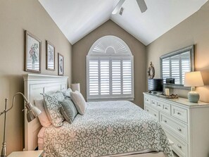 3 bedrooms, iron/ironing board, Internet - Spectacular Southend 3BR Condo • Sleeps 7 • Rooftop Deck & Parking (Ocean City)