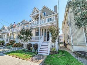 Exterior - Spectacular Southend 3BR Condo • Sleeps 7 • Rooftop Deck & Parking (Ocean City)