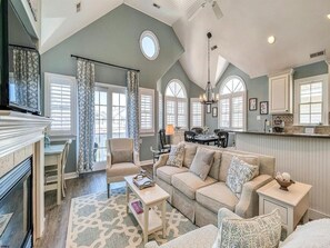 Smart TV - Spectacular Southend 3BR Condo • Sleeps 7 • Rooftop Deck & Parking (Ocean City)
