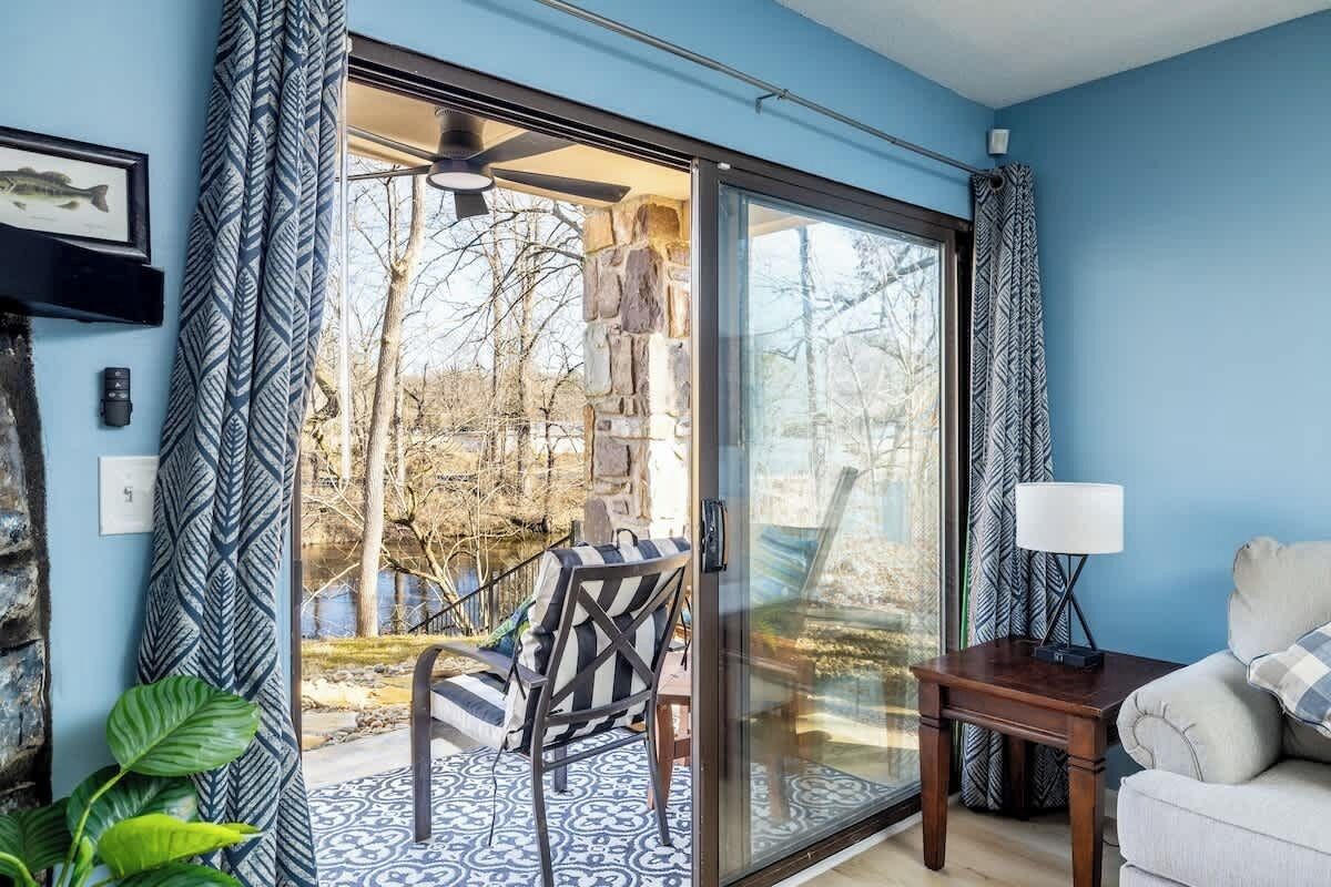 TV, fireplace, offices