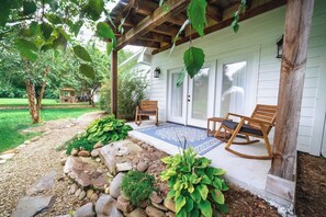 Terrace/patio - Riverfront getaway, Walking distance to Awesome! (Townsend)