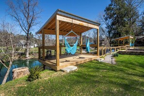 Property grounds - Riverfront getaway, Walking distance to Awesome! (Townsend)