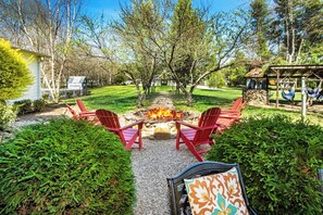 Terrace/patio - Riverfront getaway, Walking distance to Awesome! (Townsend)