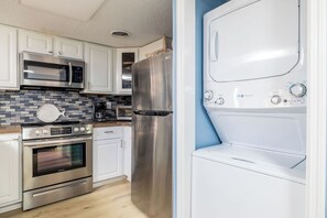 Private kitchen - Riverfront getaway, Walking distance to Awesome! (Townsend)