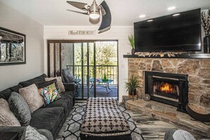 TV, fireplace, offices - Riverfront getaway, Walking distance to Awesome! (Townsend)