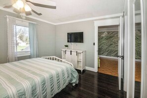 12 bedrooms, WiFi - Riverfront getaway, Walking distance to Awesome! (Townsend)