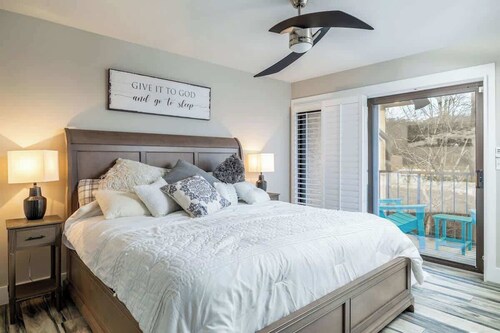 Riverfront getaway, Walking distance to Awesome!