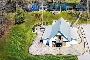 Exterior - Riverfront getaway, Walking distance to Awesome! (Townsend)