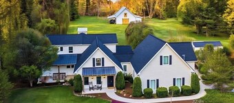 Riverfront getaway, Walking distance to Awesome!