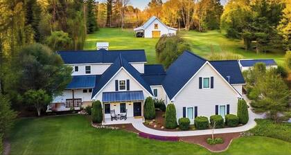 Riverfront getaway, Walking distance to Awesome!