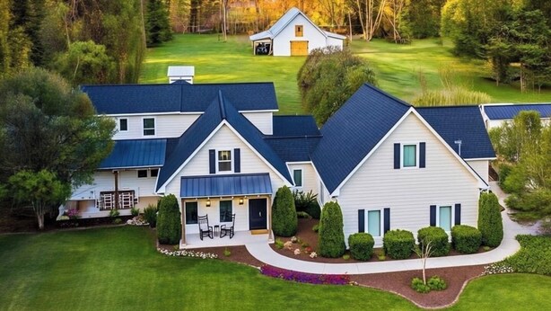 Un quartier résidentiel comprenant plusieurs maisons, une pelouse bien entretenue et une grange.