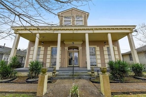 Exterior - New Orleans Grand Holy Cross Mansion 16BR,9BA Walk to Riverfront Private Parking (New Orleans)