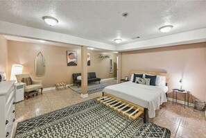 16 bedrooms, iron/ironing board, WiFi, bed sheets - New Orleans Grand Holy Cross Mansion 16BR,9BA Walk to Riverfront Private Parking (New Orleans)