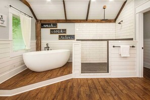 Shower, towels - Riverfront Farmhouse & Barndominium. Perfect spot! (Townsend)