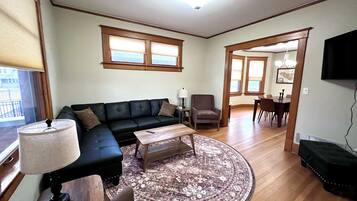 Smart-TV, Tischfußball, Bücher, Videothek