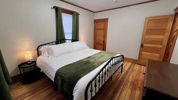 4 bedrooms, iron/ironing board, travel crib, free WiFi