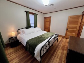 4 dormitorios, tabla de planchar con plancha, cuna de viaje