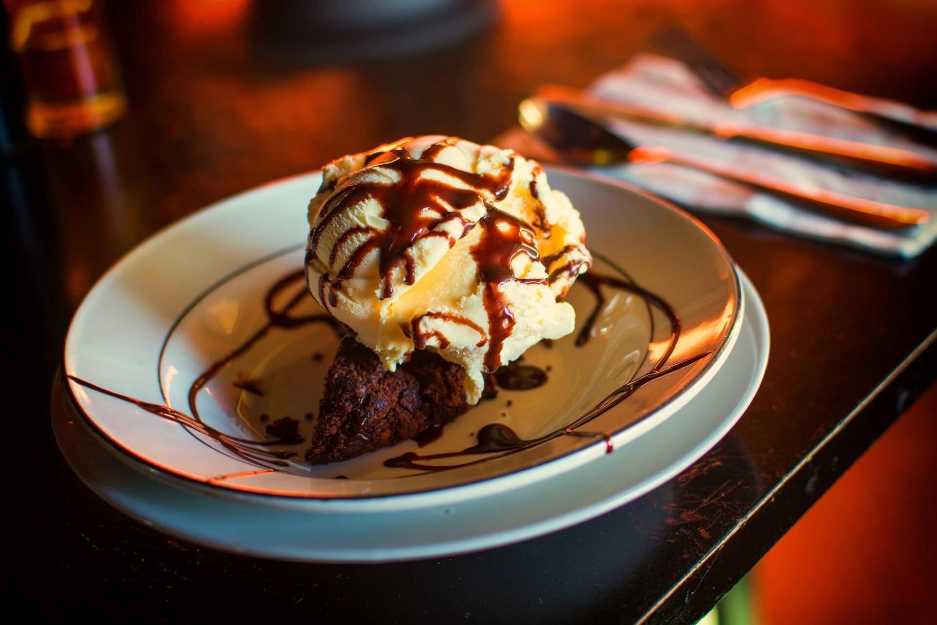 Een dessert op een bord met chocoladesiroop.