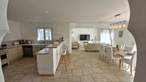 Fridge, microwave, dishwasher, toaster - Vaux-sur-Mer – SINGLE-STORY HOUSE – COMFORT  et  COZY AMBIANCE – POOL (VAUX SUR MER)