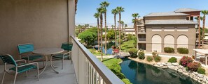 Outdoor dining - Upscale resort with kitchen, lazy river, and easy access to music festivals. (Indio)