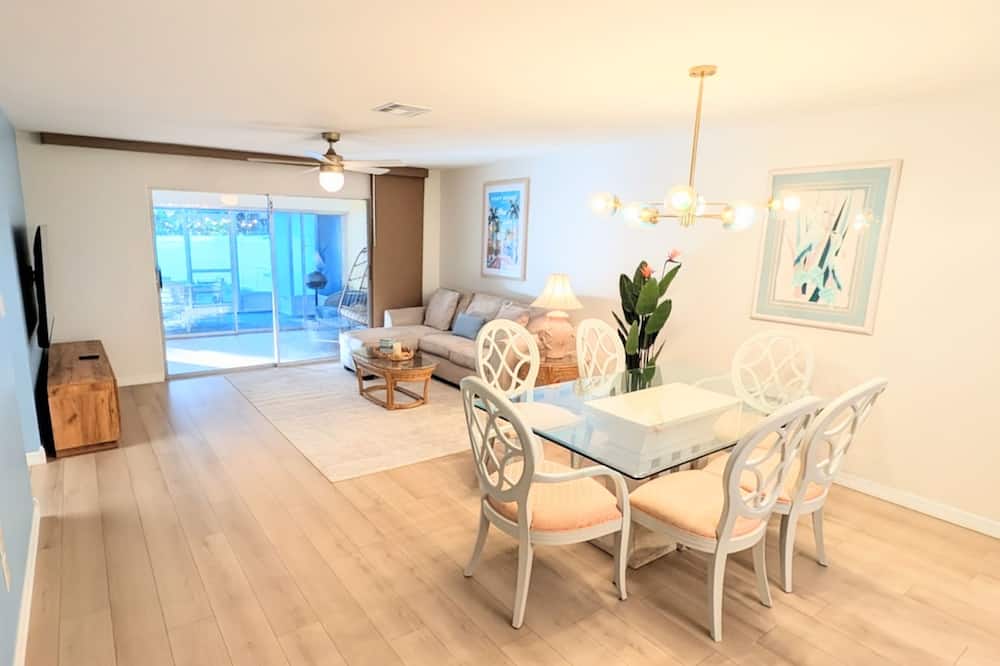 Retro Coastal Fort Myers Retreat Spa Fire Pit - Estero, FL