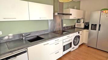 Een koelkast, een microgolfoven, een oven, een vaatwasser