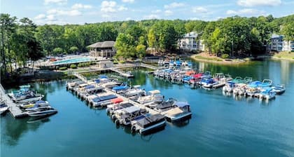 Stylish & Modern 2 BR Condo with Fairway Views of Golf Course, close to Clemson