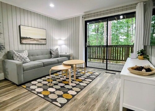 Stylish & Modern 2 BR Condo with Fairway Views of Golf Course, close to Clemson