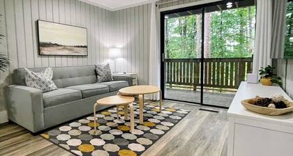 Stylish & Modern 2 BR Condo with Fairway Views of Golf Course, close to Clemson