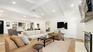 Een moderne woonkamer met een modulaire bank, een salontafel en een open haard.