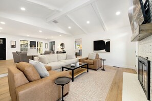 Smart-tv, een open haard en videospelletjes