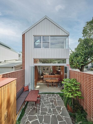 Outdoor dining - Northroy House / The Wemby (Fitzroy North)