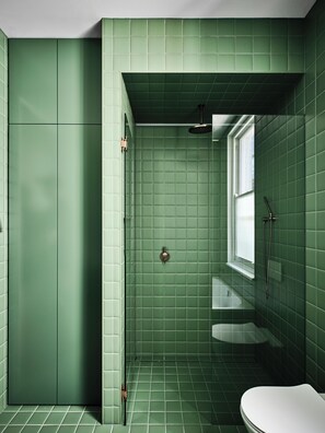 Douche, sèche-cheveux, serviettes fournies, savon