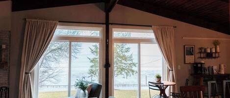 Televisión, chimenea y oficina