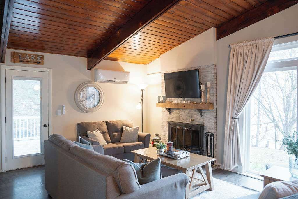 Televisión, chimenea y oficina 