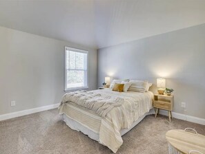 4 bedrooms, iron/ironing board, internet, bed sheets