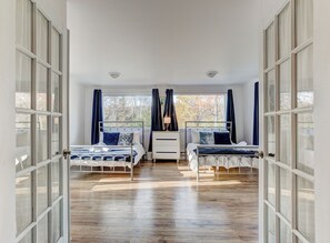 3 bedrooms, iron/ironing board, WiFi, bed sheets