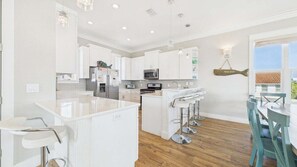 Jääkaappi, mikroaaltouuni, liesi, astianpesukone