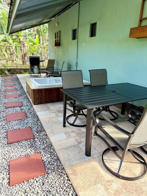 Outdoor dining - Cozy 2-bedroom house in delightful La Fortuna with AC (La Fortuna)