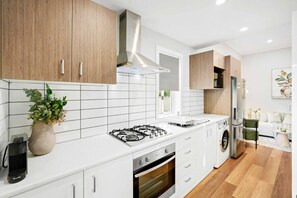 Jääkaappi, mikroaaltouuni, uuni, liesi