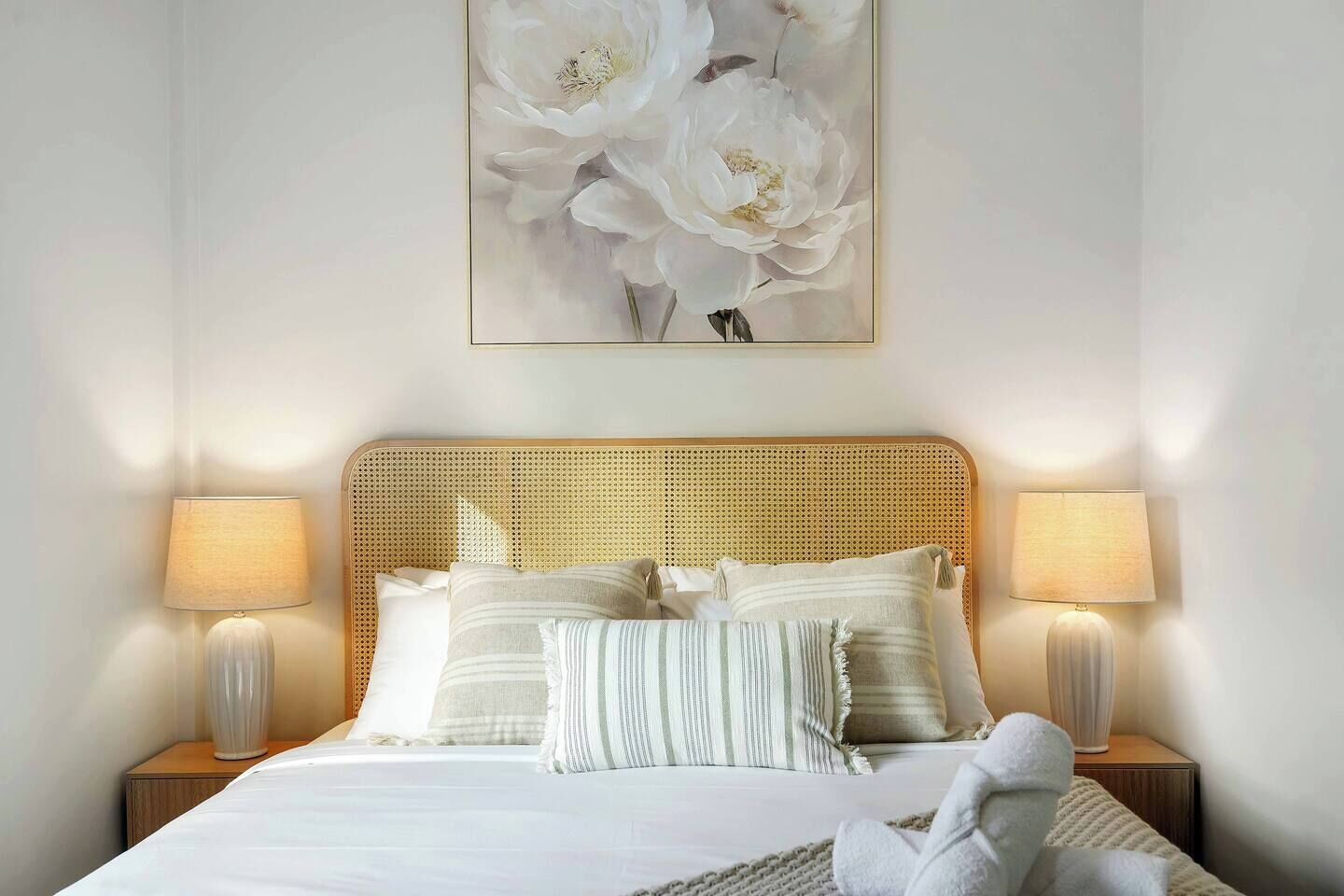 Desk, iron/ironing board, WiFi, bed sheets