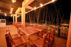 Outdoor dining - Bali Bamboo Resort (padinjarathara)