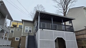 Um edifício residencial com uma escadaria que dá para uma varanda.